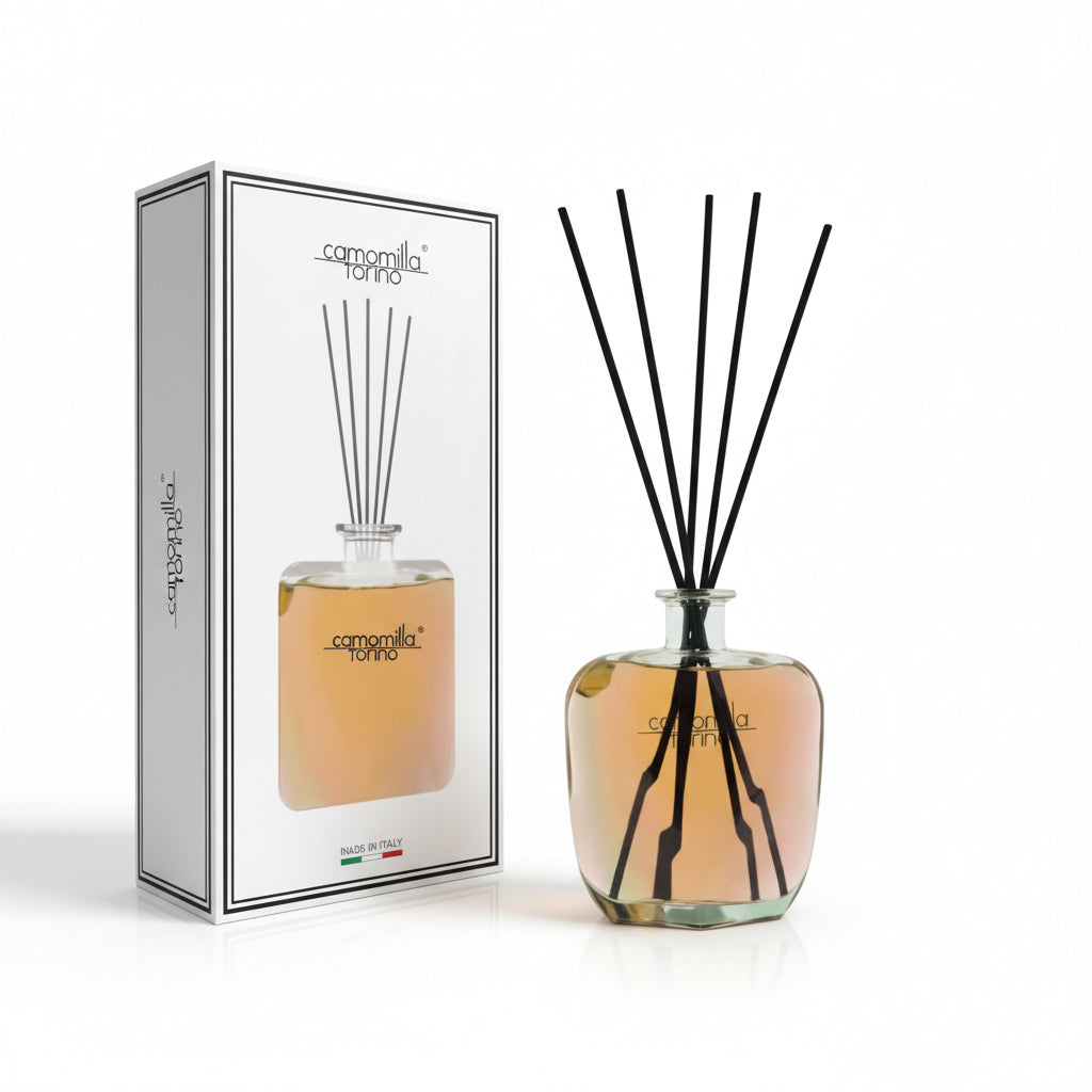 CAMOMILLA TORINO - DIFFUSORE DI PROFUMO A BASTONCINI AMBRA E SANDALO. 700ml